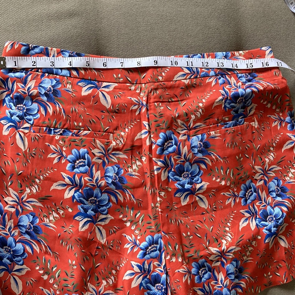 NWT LOFT Pleated Front Floral Print Shorts Size 10 - Picture 7 of 10